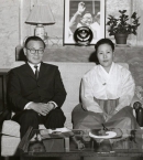 Юн Бо Сон со своей женой