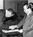 Президент Пак Чон Хи назначает на должность Чхве Гю Ха 19 декабря 1975 г.