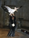 Наталья Юрьевна выводит на сцену белоснежных пеликанов
