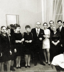 Ю.И. Янкелевич с участниками классного вечера. 1970 год