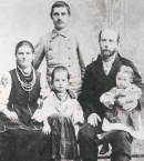 Климент Квитка (стоит) со старшей сестрой и ее семьей, конец 1890-х.