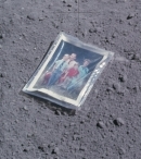 Семейная фотография, оставленная Чарльзом Дьюком на луне