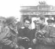 Берлин. Перед Бранденбургскими Воротами. Встреча В.Томберга (справа) с американским кинооператором, 2 мая 1945 года