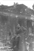 В.Томберг на фоне Рейхстага, 9 мая 1945 г.