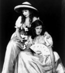 Дороти Гиш (справа) с сестрой Лилиан