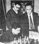 К игре Э.Гуфельда присматриваются Е.Геллер (справа) и Е.Васюков
