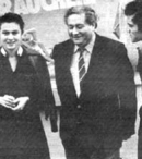 XXV шахматная олимпиада. Люцерн, 1982 г. Э.Гуфельд в окружении претендентов — Н.Иосилиани и Г.Каспарова