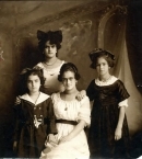 Кало_19_Фрида (справа) с сестрами, 1916 год