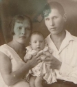 Николай и Августа с дочкой Асюткой, 6 августа 1933 год