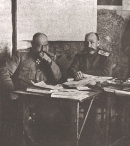 На фото генерал от инфантерии Николай Николаевич Юденич, его начальник штаба генерал-майор Даниил Павлович Драценко и офицеры штаба  