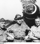 Гюнтер Ралль (второй слева) после своей 200-й воздушной победы