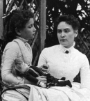 Хелен Келлер, в возрасте восьми лет, с учительницей Энн Салливан на каникулах, июль 1888