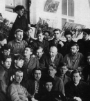 Г.В. Павловский (в центре снимка) среди выпускников Витебского художественного техникума. 1929 г.