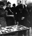 На персональной выставке Г.В. Павловского в залах ЛОСХа. 1980 г. Справа налево: П.Т. Фомин, В.Л. Рыбалко, Е.Е. Моисеенко, Е.П. Антинова.