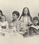 Уильям в младенчестве с родителями, братьями и сестрами в 1896 году