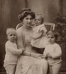 Виктория Евгения с детьми