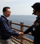 Ли Мен Бак на спорной с Японией территорией – острова Токто