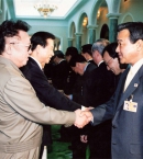 Ли Ван Гу обменивается рукопожатиями с Ким Чен Иром