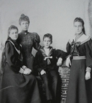 Мария Кристина с детьми, 1897