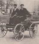 Чарльз Кинг (справа) на демонстрации первого автомобиля