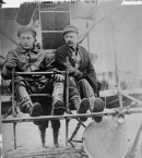 Берри (справа) вместе с пилотом Тону Яннусом