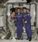 Ли Со Ён_2 с членами экипажа ТПК «Союз-ТМА-12» (П. Уитсон и Ю. Маленченко)