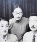 Квон Ги Ок_4 с супругом Ли Сан Чжоном (справа) и писателем Ли Сан Хваном (слева)